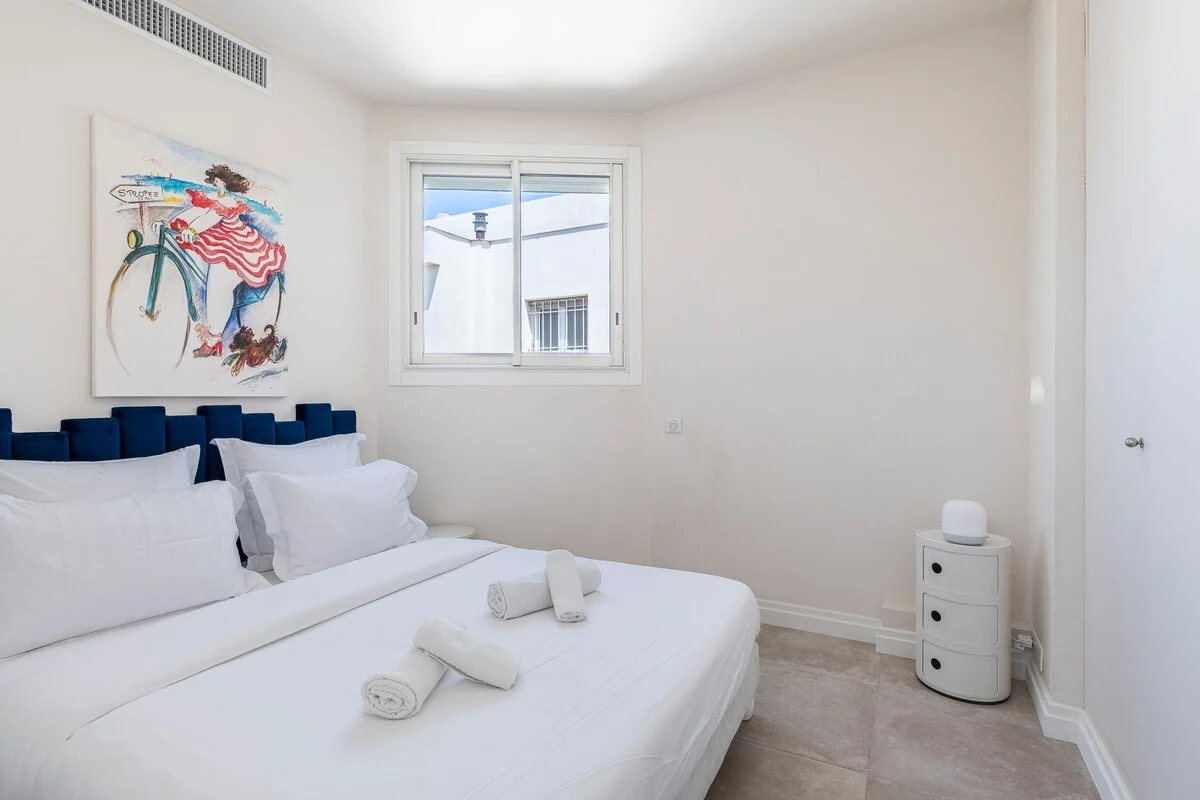 Chambre 2 — Lit queen size