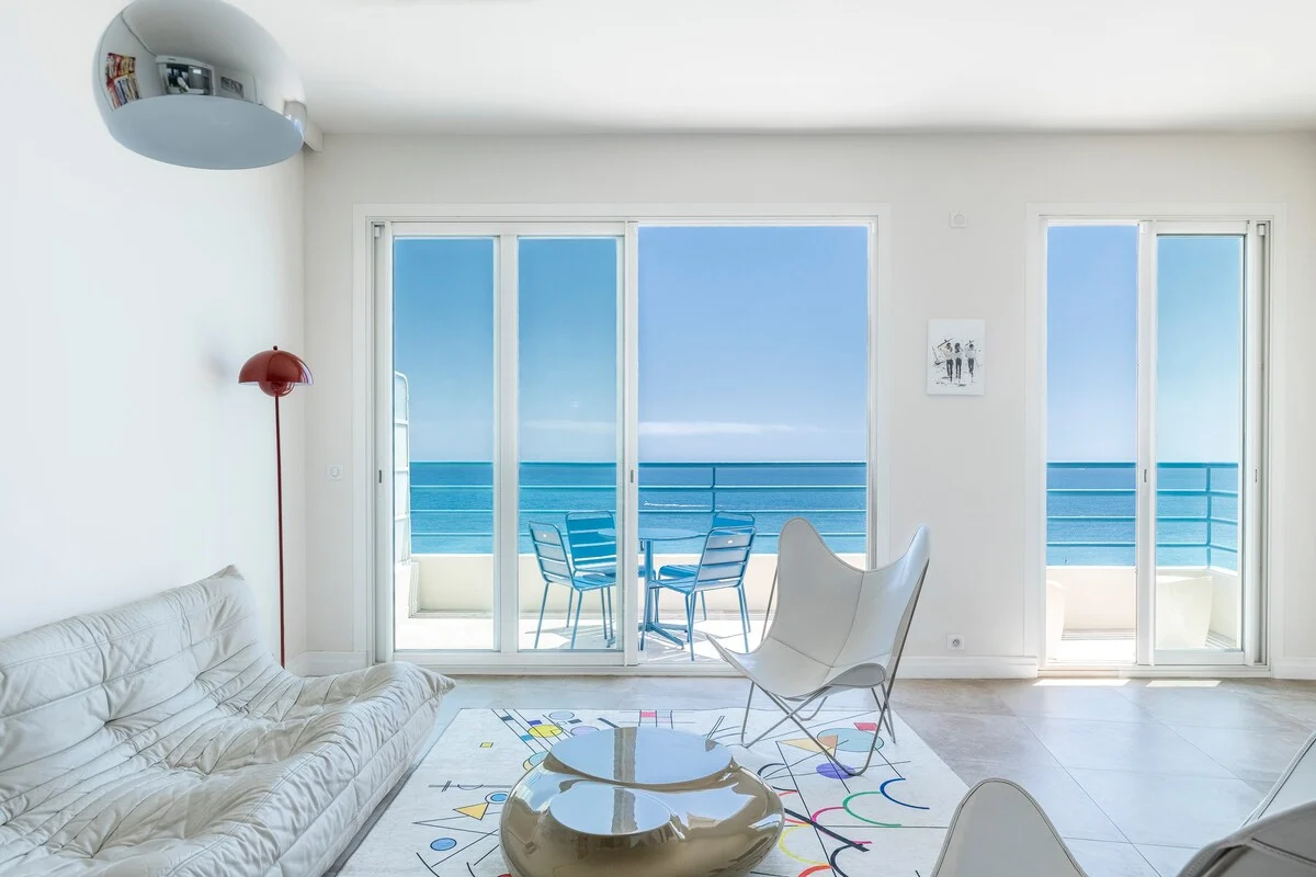 Salon — Canapé avec vue mer